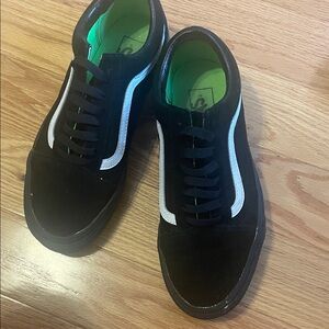 Womens Vanz sneaker with white stripe